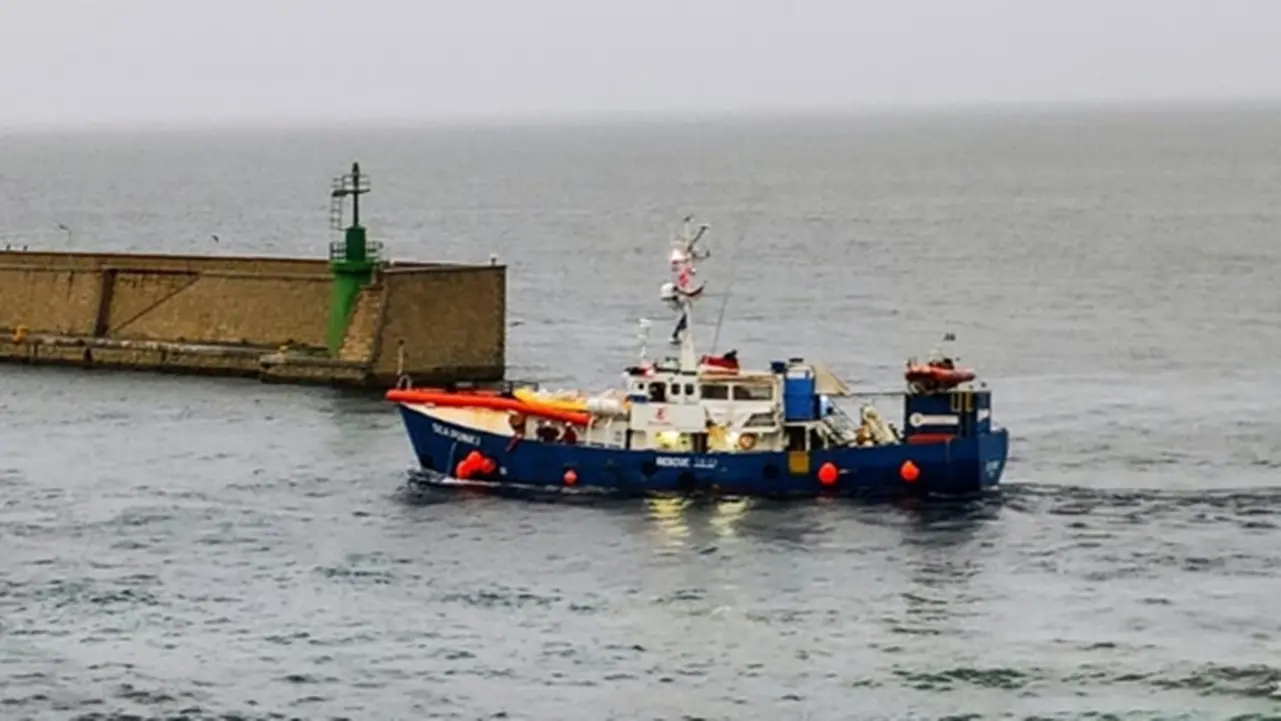 Reggio Calabria, al porto\u00A0attracca la\u00A0Sea Punk 1 con 14 migranti soccorsi nelle acque del Mediterraneo\n