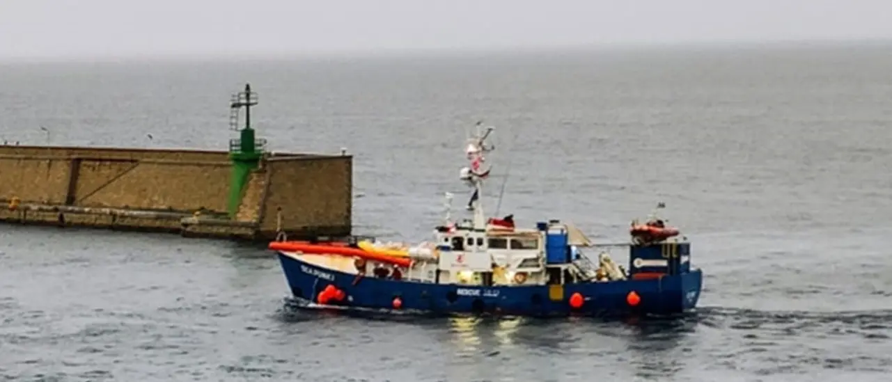 Reggio Calabria, al porto\u00A0attracca la\u00A0Sea Punk 1 con 14 migranti soccorsi nelle acque del Mediterraneo\n