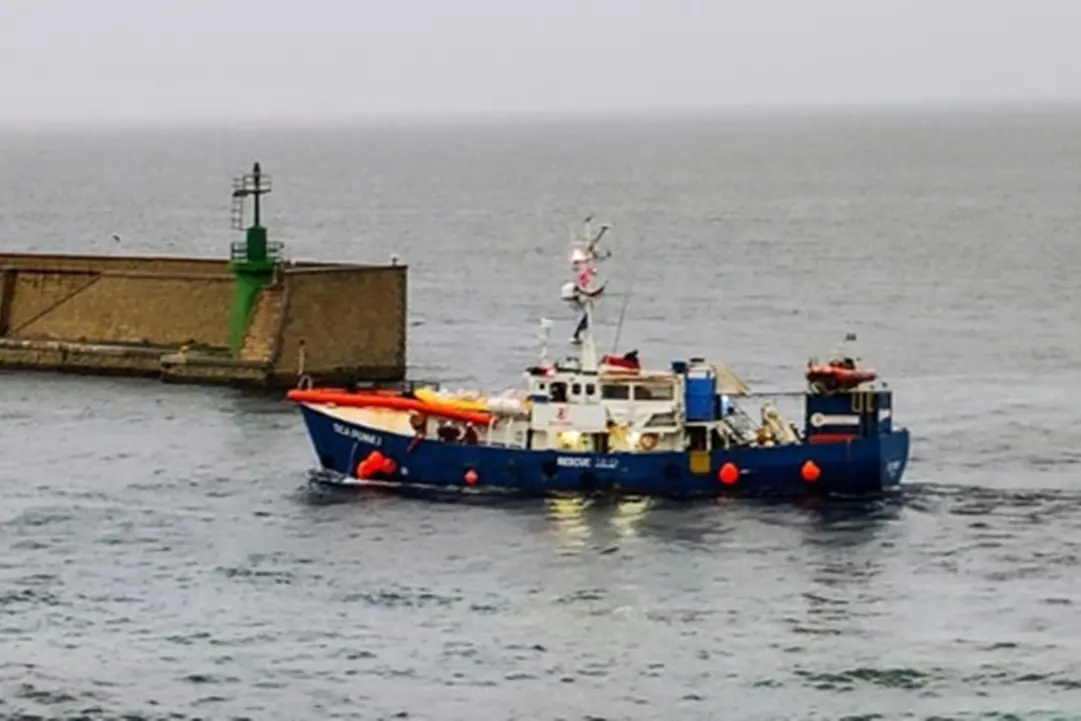 <p>La nave Sea Punk 1 entra nel porto di Reggio Calabria</p>\\n