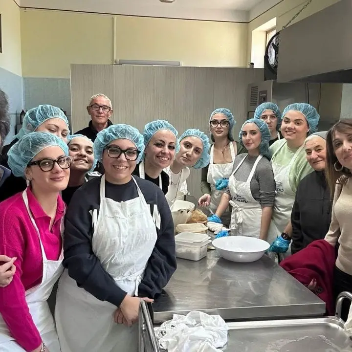 Tendopoli di San Ferdinando, le ragazze del Servizio civile preparano 205 pasti per i migranti: «Tendere la mano è un dovere»
