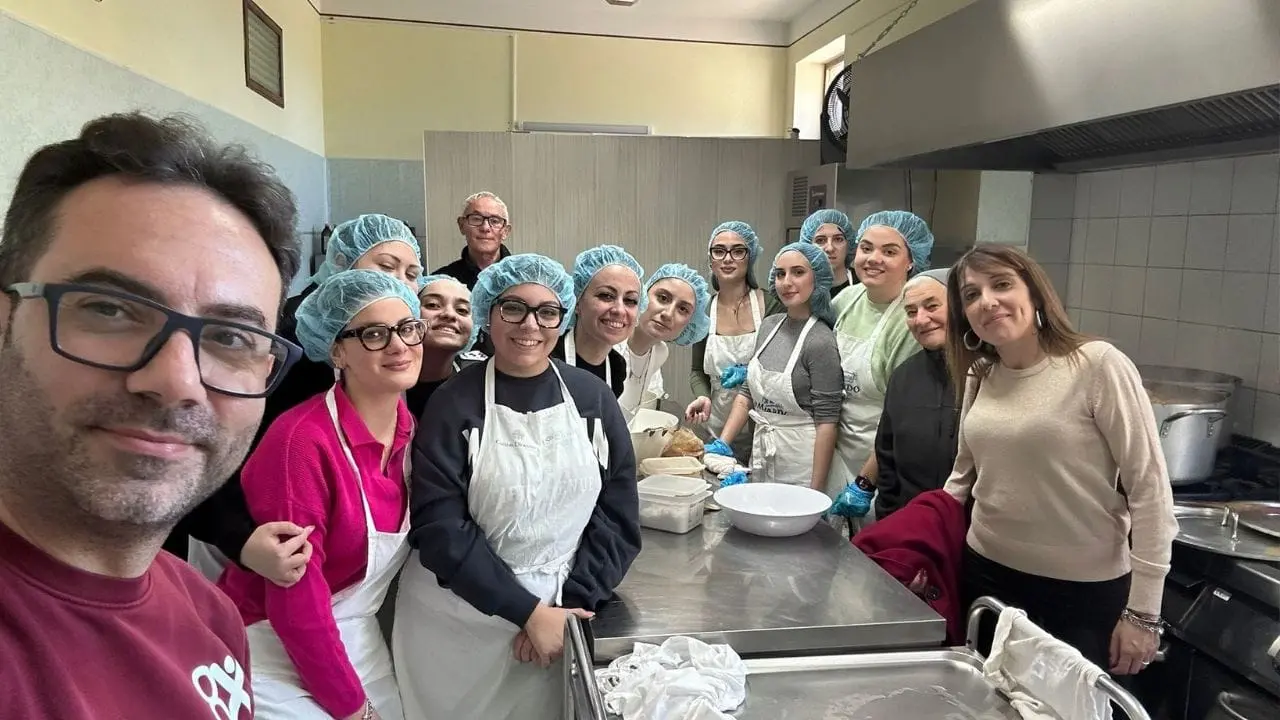Tendopoli di San Ferdinando, le ragazze del Servizio civile preparano 205 pasti per i migranti: «Tendere la mano è un dovere»