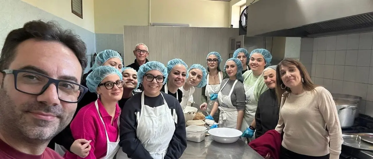 Tendopoli di San Ferdinando, le ragazze del Servizio civile preparano 205 pasti per i migranti: «Tendere la mano è un dovere»
