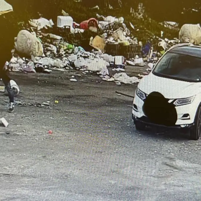 Catanzaro, gettavano rifiuti di ogni tipo in uno spiazzo diventato discarica: beccati con le fototrappole itineranti