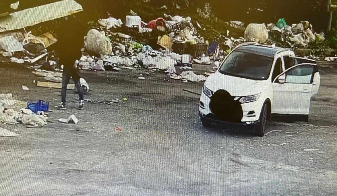 Catanzaro, gettavano rifiuti di ogni tipo in uno spiazzo diventato discarica: beccati con le fototrappole itineranti