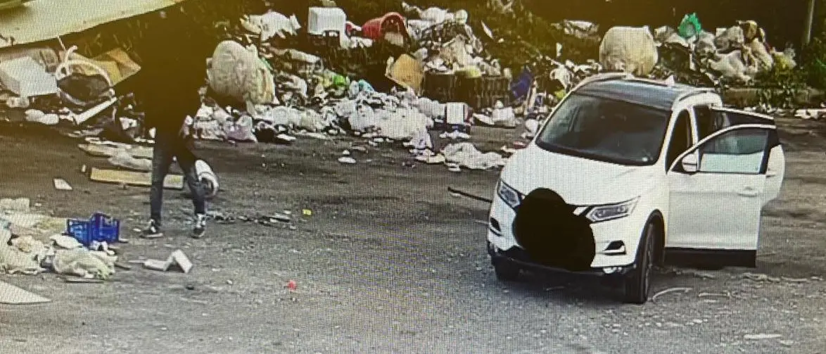 Catanzaro, gettavano rifiuti di ogni tipo in uno spiazzo diventato discarica: beccati con le fototrappole itineranti