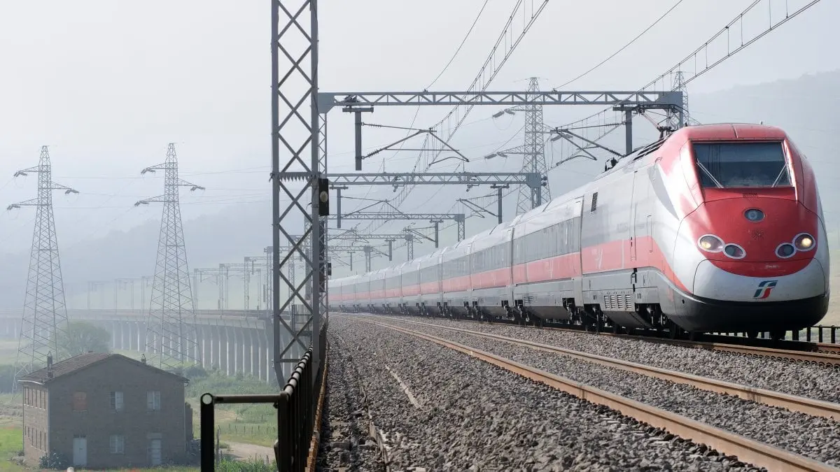 Un’altra giornata nera per linea ferroviaria Reggio-Salerno: un problema tecnico a Palmi sta causando ritardi\n