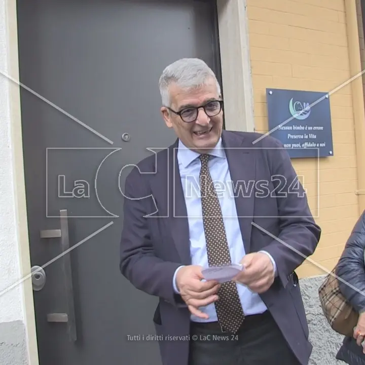 A Cosenza la “Culla per la Vita”: privacy, sicurezza e cure per un neonato prima di avviare il percorso di adozione