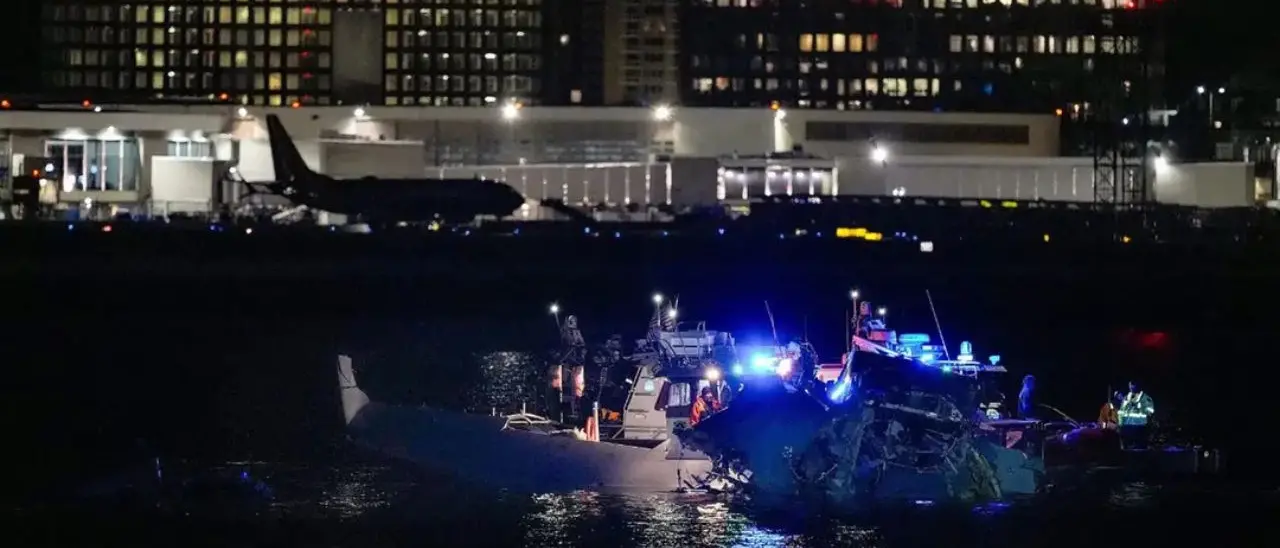 Washington, scontro\u00A0tra un aereo e un elicottero militare:\u00A0oltre 30 i corpi recuperati\n