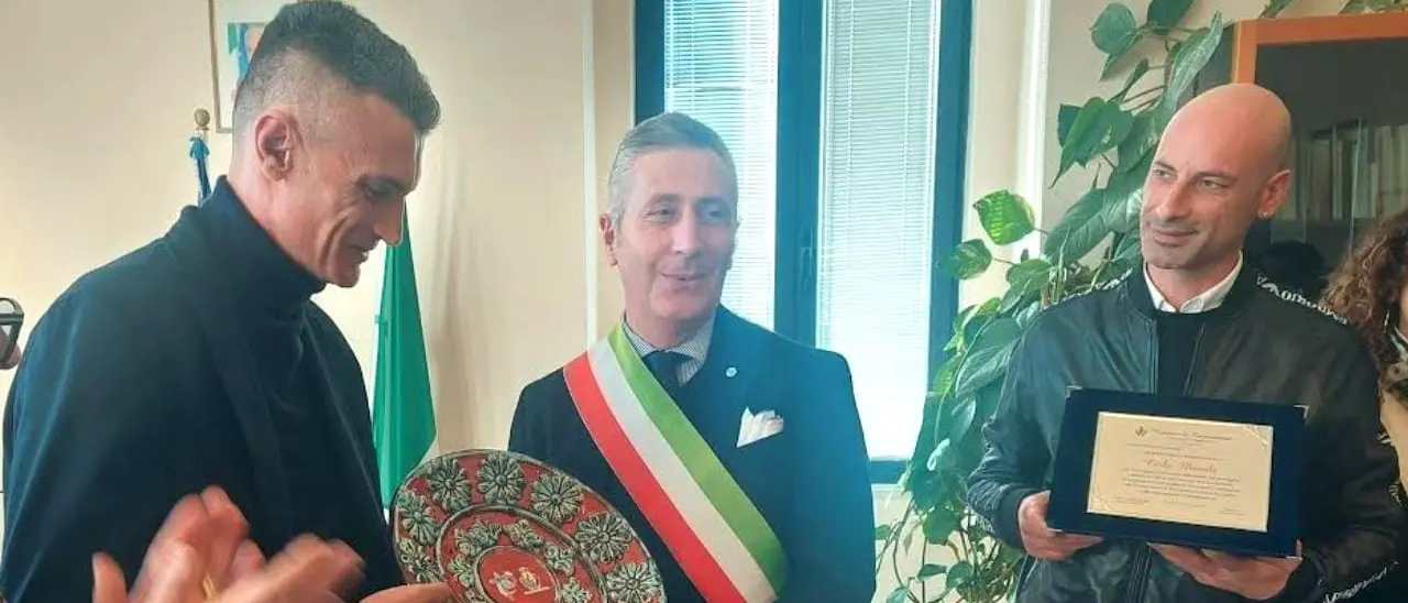 Salvò un uomo\u00A0dall'attacco di un Pitbull, Taurianova premia Carlo Manule:\u00A0«Ho fatto solo il mio dovere»\n\n\n