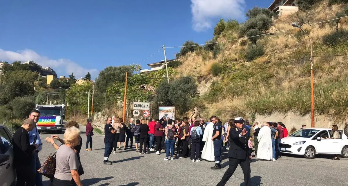 «La Chiesa non è folclore»: la scure della Curia di Locri cala sulle feste popolari legate alla religione e scoppia una mezza rivolta\n