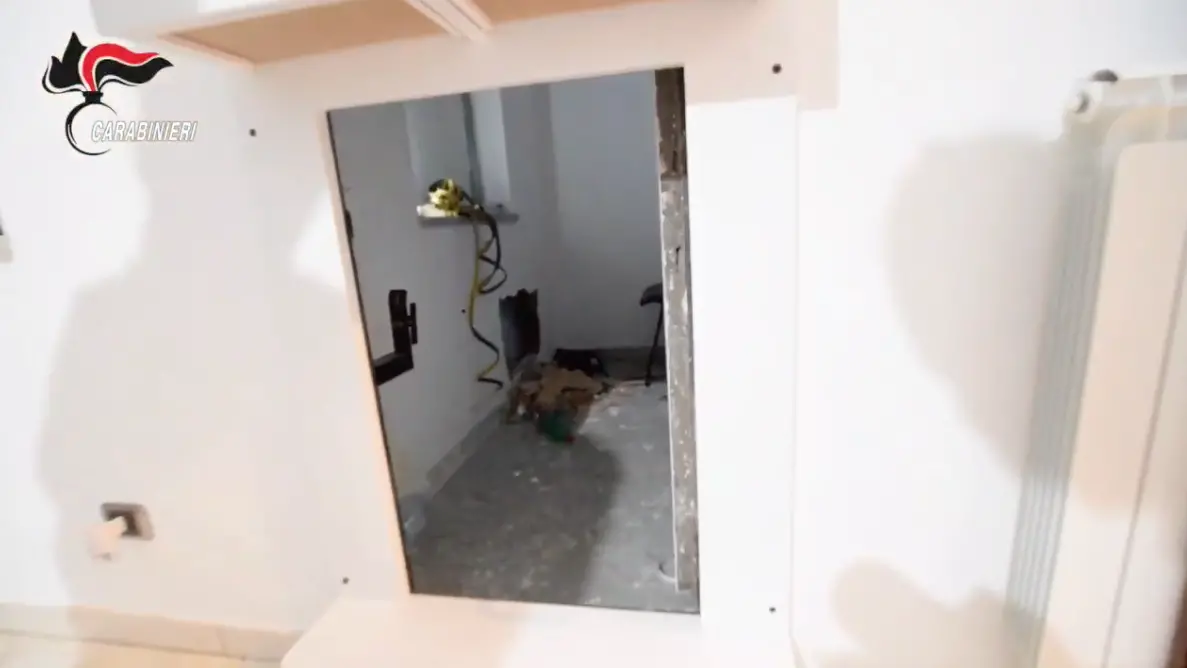 L’accesso al bunker da una specchiera, Natale in famiglia, video sorveglianza e pulizie: la latitanza con comfort del boss Gallace