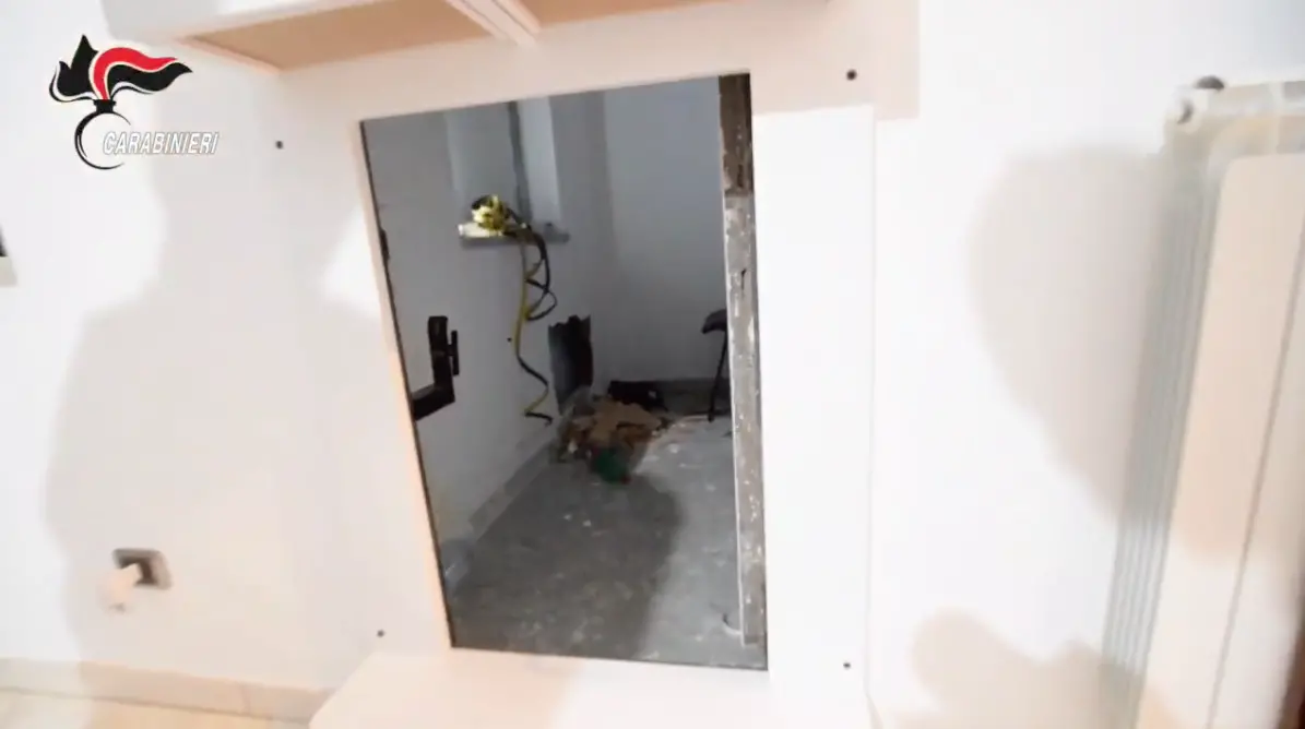 L’accesso al bunker da una specchiera, Natale in famiglia, video sorveglianza e pulizie: la latitanza con comfort del boss Gallace