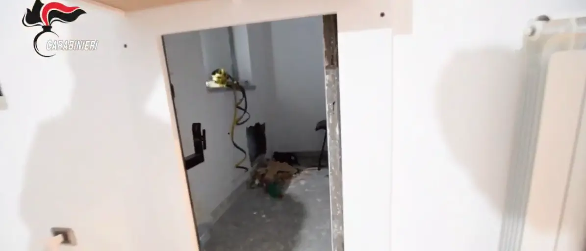 L’accesso al bunker da una specchiera, Natale in famiglia, video sorveglianza e pulizie: la latitanza con comfort del boss Gallace