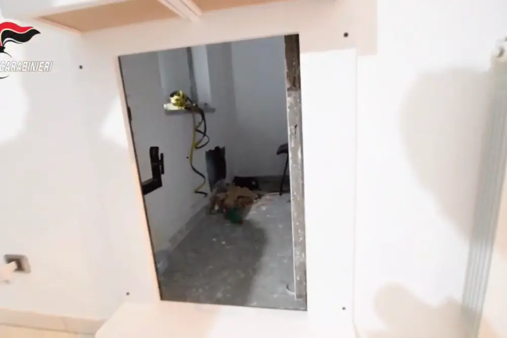<p>L&#39;ingresso nel bunker</p>\\n