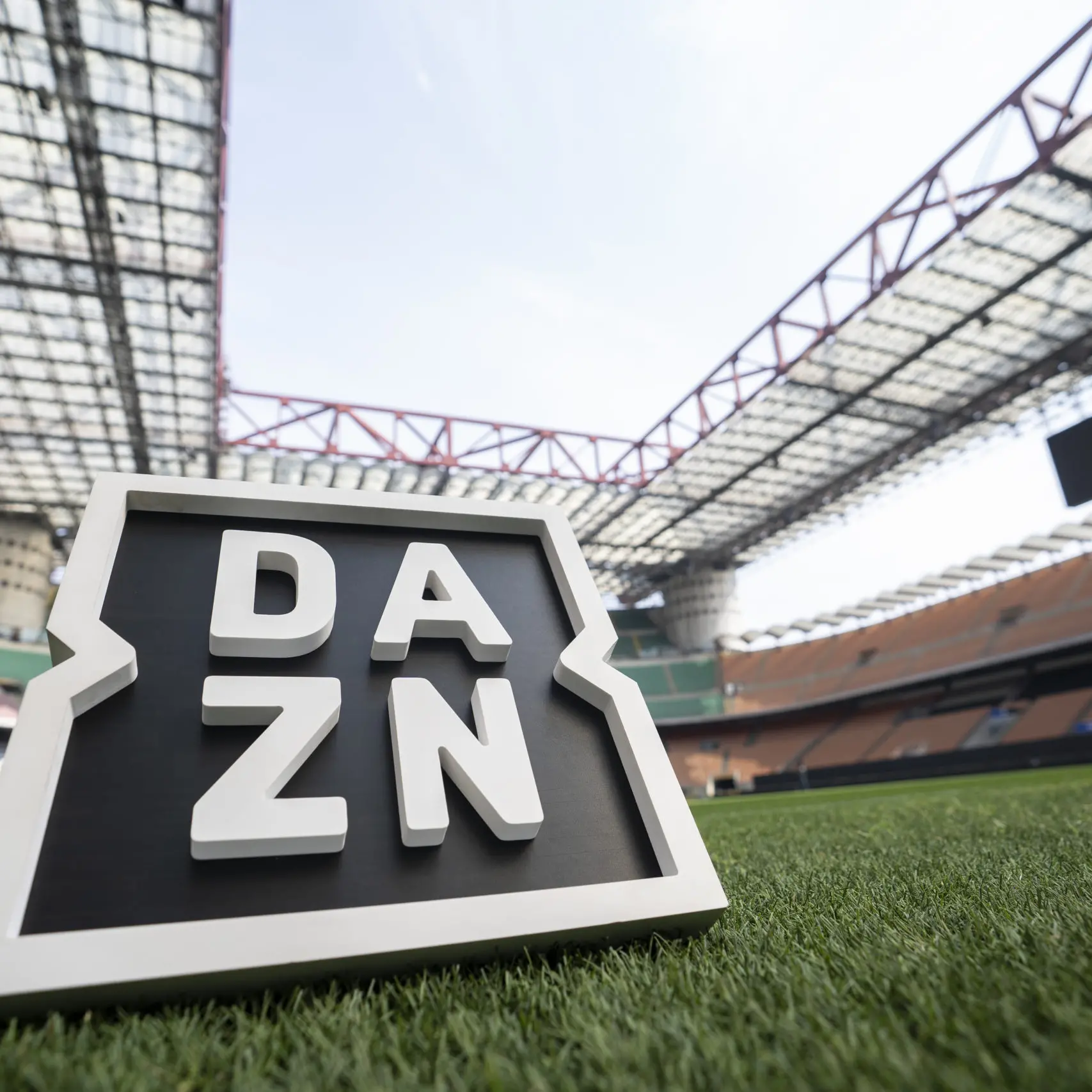 Dazn, un pozzo senza fondo: nel 2023 ha perso 1,5 miliardi di dollari. E in Italia i conti non tornano\n