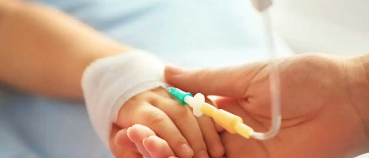 Fratellini maltrattati a Paola, l’avvocato di mamma e nonna: «La priorità è la salute dei bambini»\n