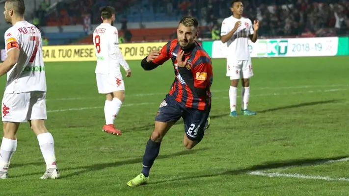 Luca Garritano esulta dopo un gol contro il Padova