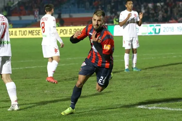 Luca Garritano esulta dopo un gol contro il Padova