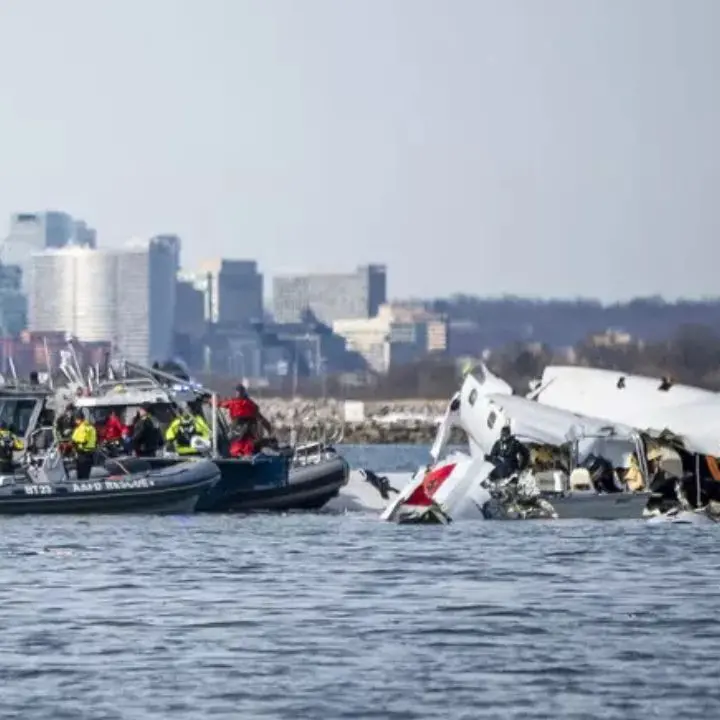 Incidente aereo a Washington, il New York Times: «L’elicottero potrebbe aver volato fuori rotta»\n