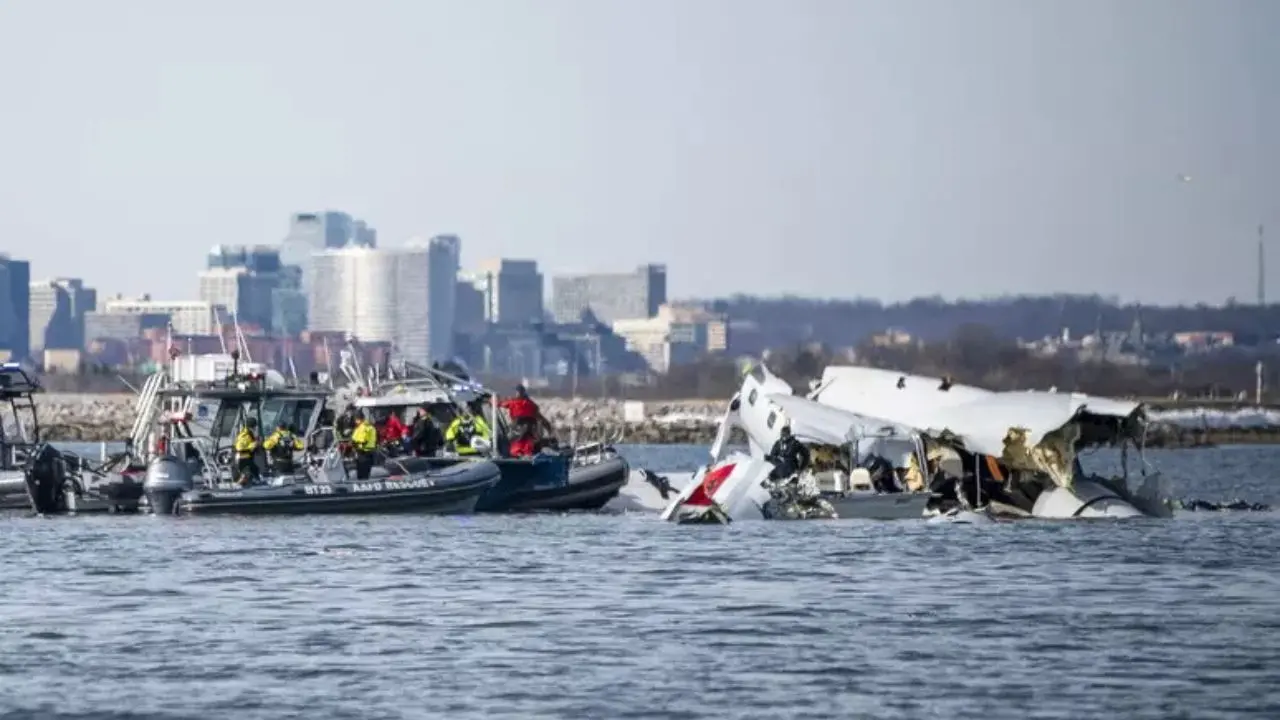 Incidente aereo a Washington, il New York Times: «L’elicottero potrebbe aver volato fuori rotta»\n