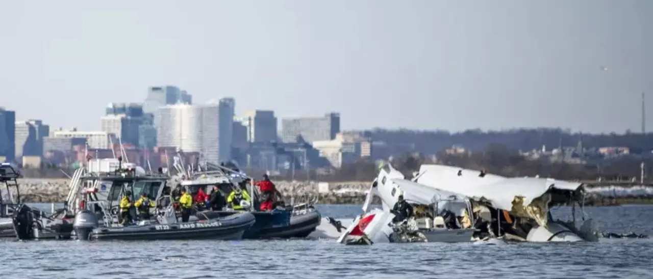Incidente aereo a Washington, il New York Times: «L’elicottero potrebbe aver volato fuori rotta»\n