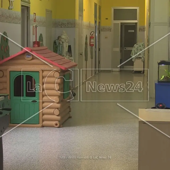Fratellini in ospedale, per quasi una settimana nessun controllo sul più piccolo nonostante il tam tam mediatico