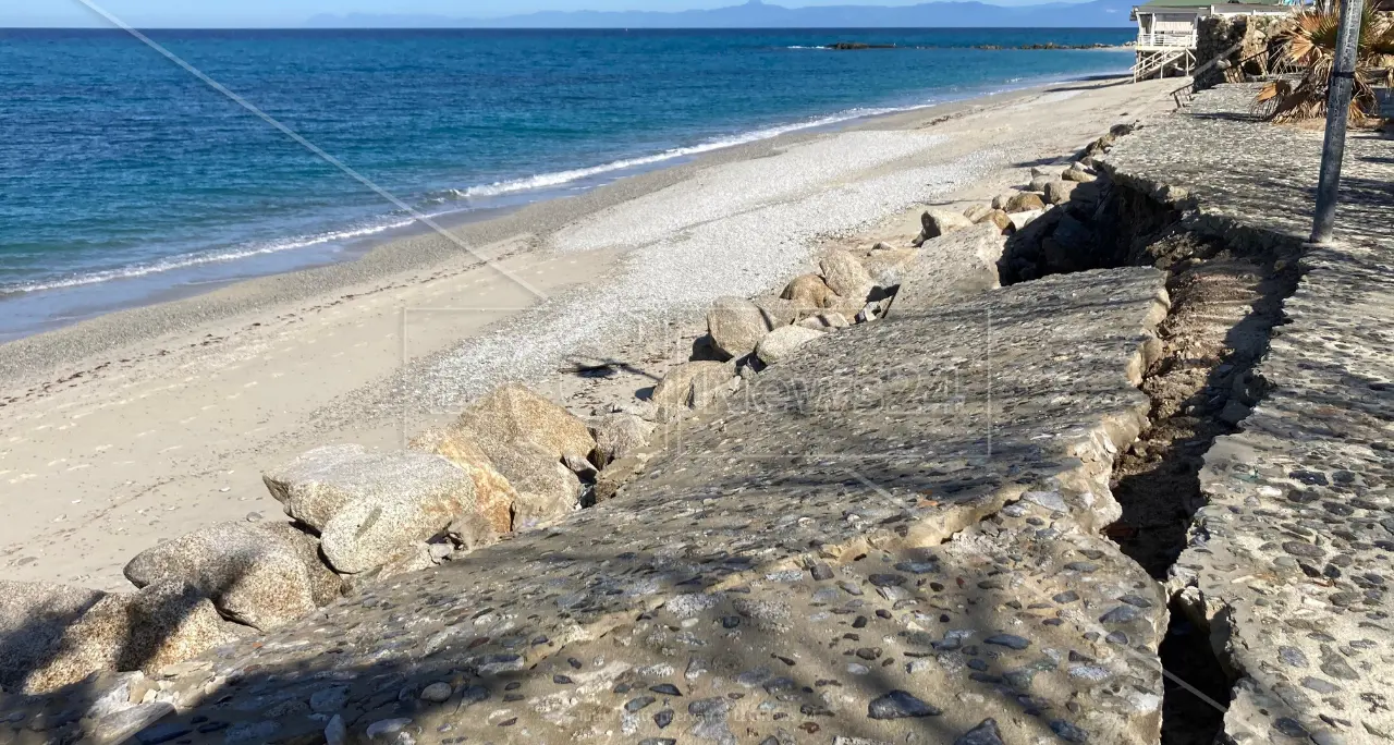 Tropea, il lungomare devastato dalle mareggiate allarma gli operatori turistici: «Ogni anno stessa storia, servono interventi definitivi»