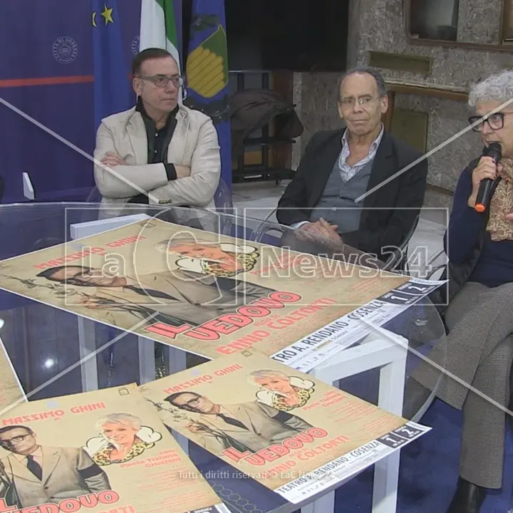 L’entusiasmo di Ghini e Cruciani per la prima del Vedovo al Rendano: «Posto magico, un piccolo San Carlo»