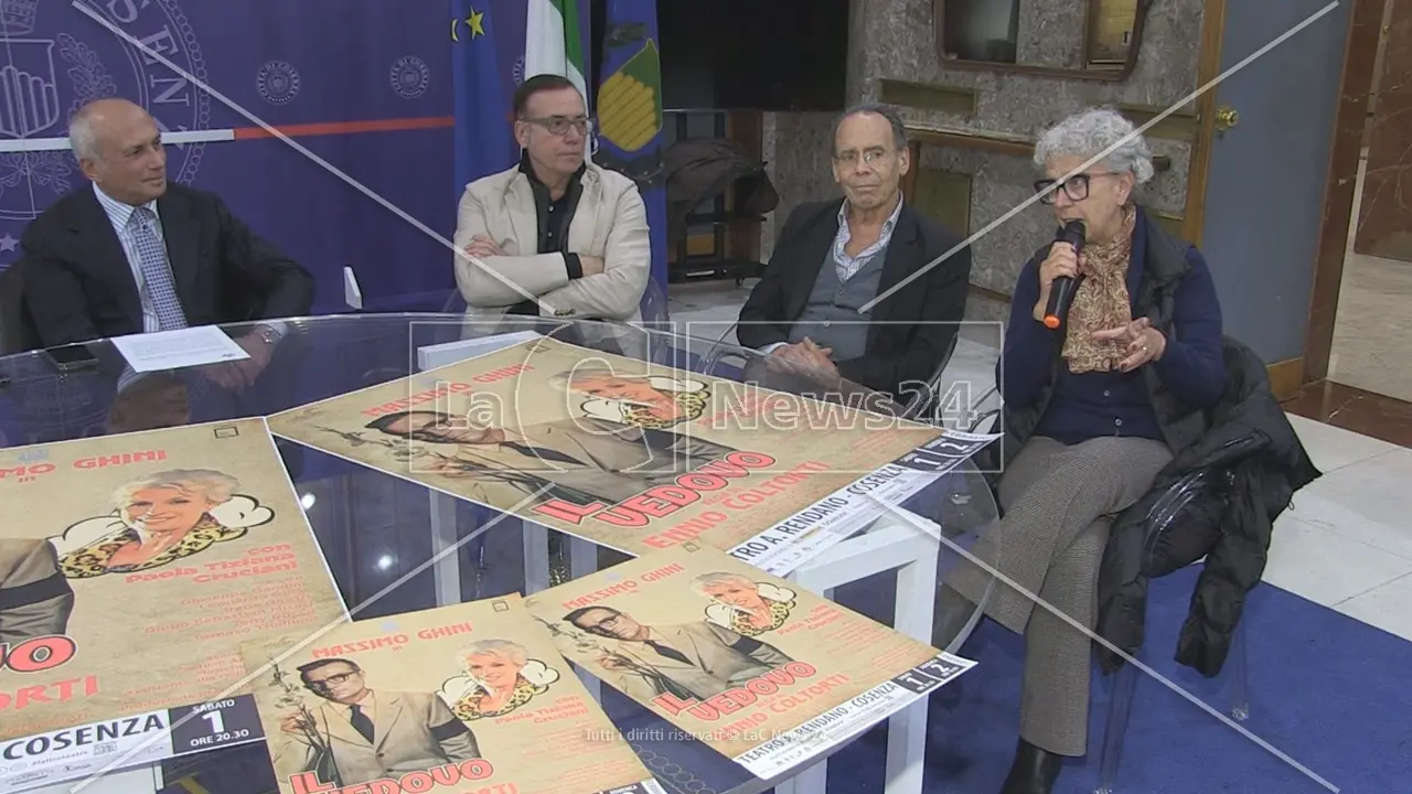 L’entusiasmo di Ghini e Cruciani per la prima del Vedovo al Rendano: «Posto magico, un piccolo San Carlo»