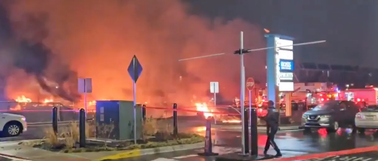 Jet-ambulanza con a bordo sei persone si schianta a Philadelphia, non ci sarebbe nessun sopravvissuto\n