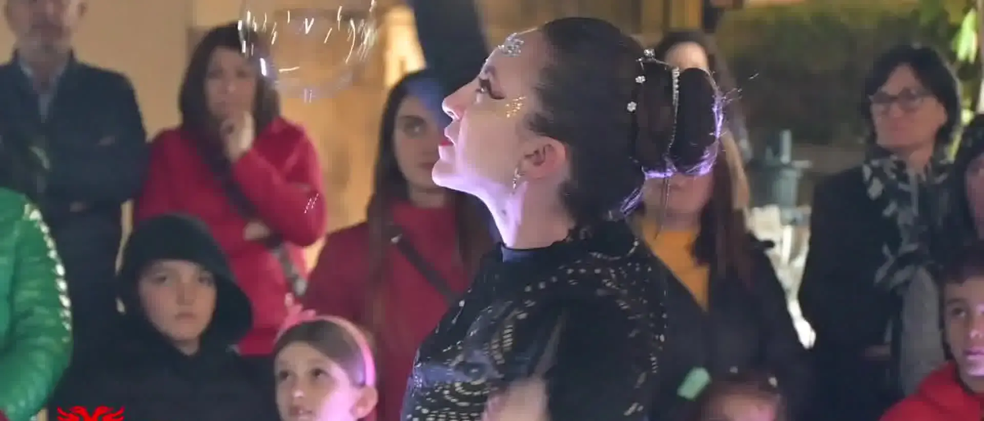 La magia delle bolle di sapone: Michaela, l’artista di strada che incanta grandi con uno spettacolo unico\n