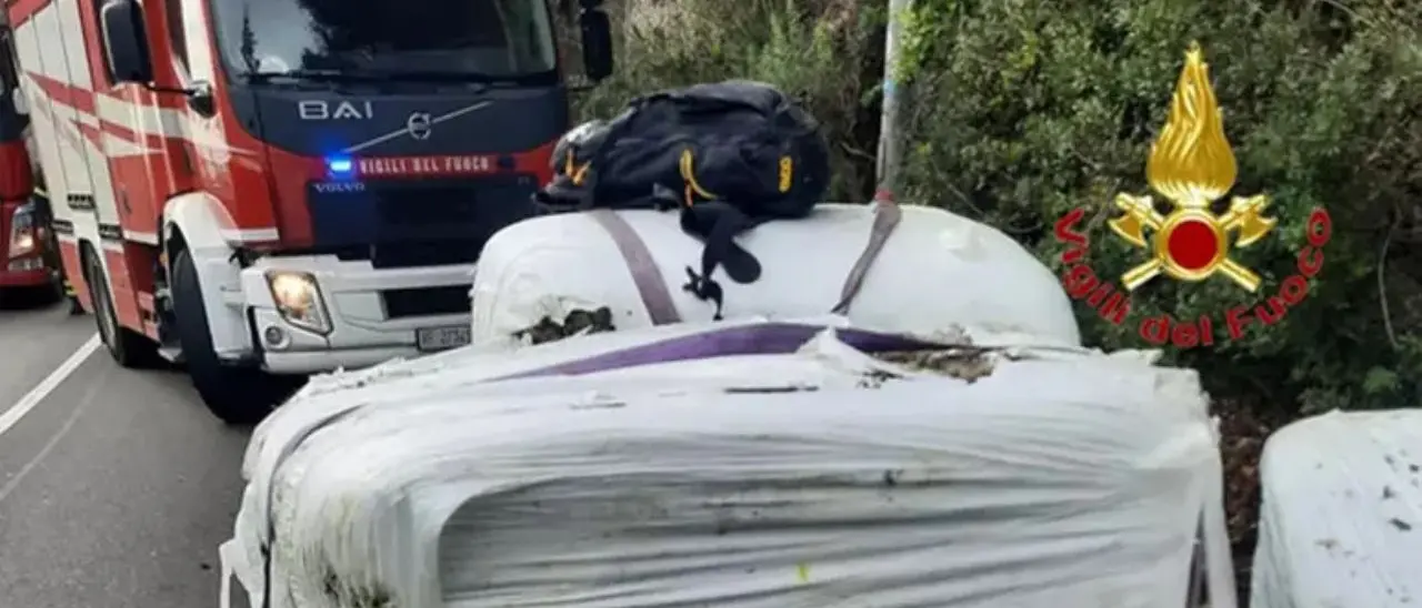 Tragico incidente a Salerno: ciclista 49enne muore travolto da ecoballe cadute da un camion\n