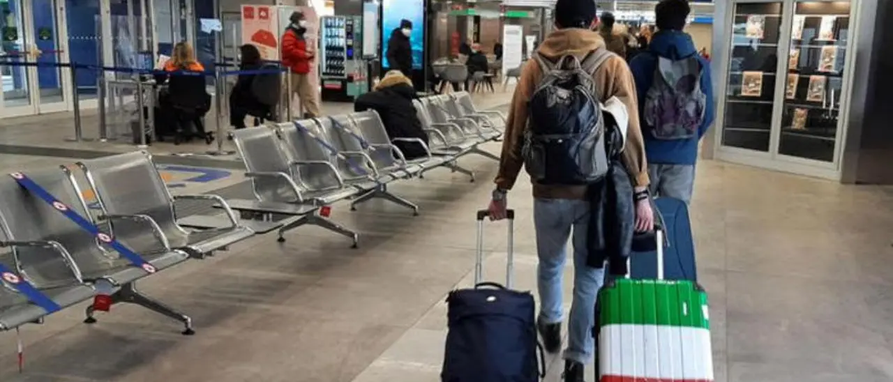 Calabria sempre più regione per “vecchi”: in dieci anni se ne sono andati 100mila giovani\n