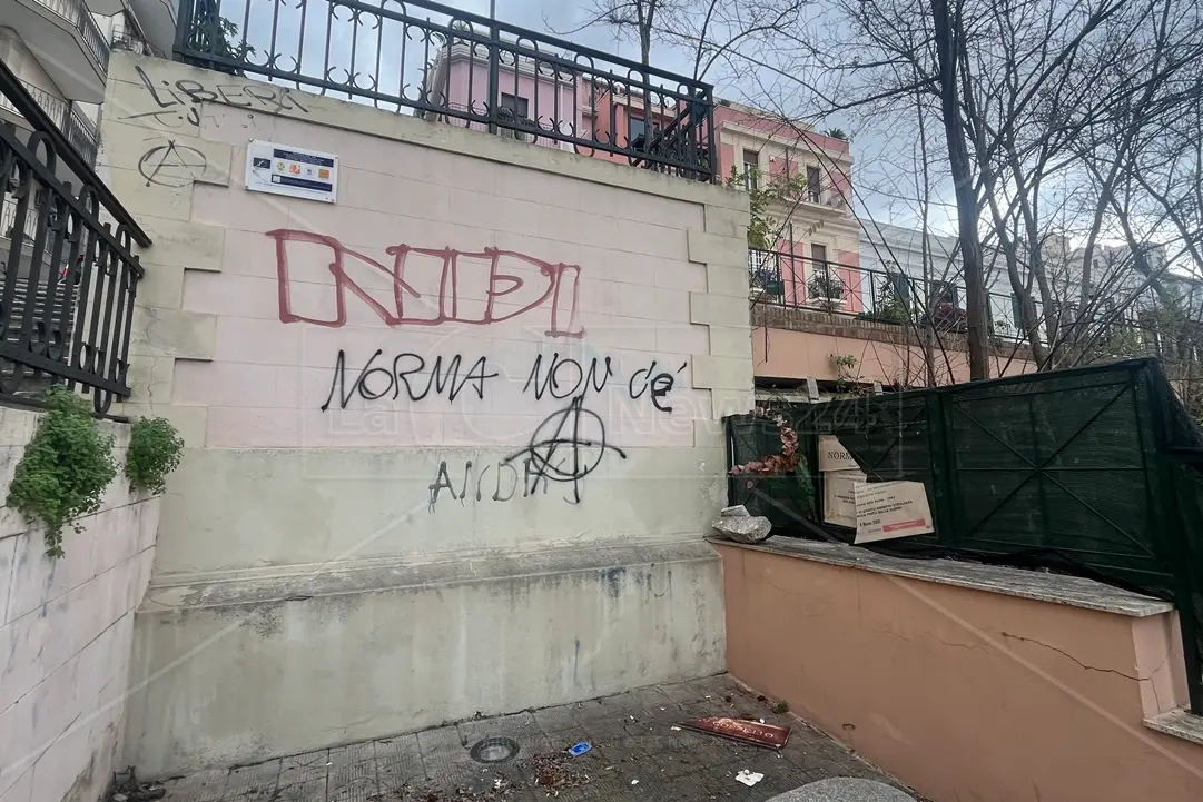 <p>Il muro e la&nbsp;targa commemorativa di Norma Cossetto vandalizzati, all&#39;esterno dell&#39;area sacra Griso Laboccetta di Reggio Calabria&nbsp;</p>\\n
