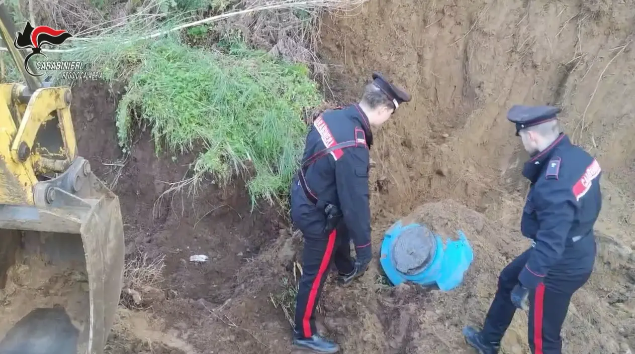 Armi da guerra e cocaina nascosti nei terreni di un’azienda agricola della Piana di Gioia: indagato il proprietario