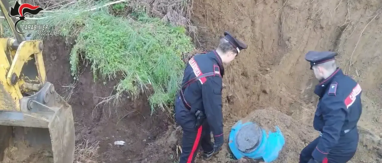 Armi da guerra e cocaina nascosti nei terreni di un’azienda agricola della Piana di Gioia: indagato il proprietario