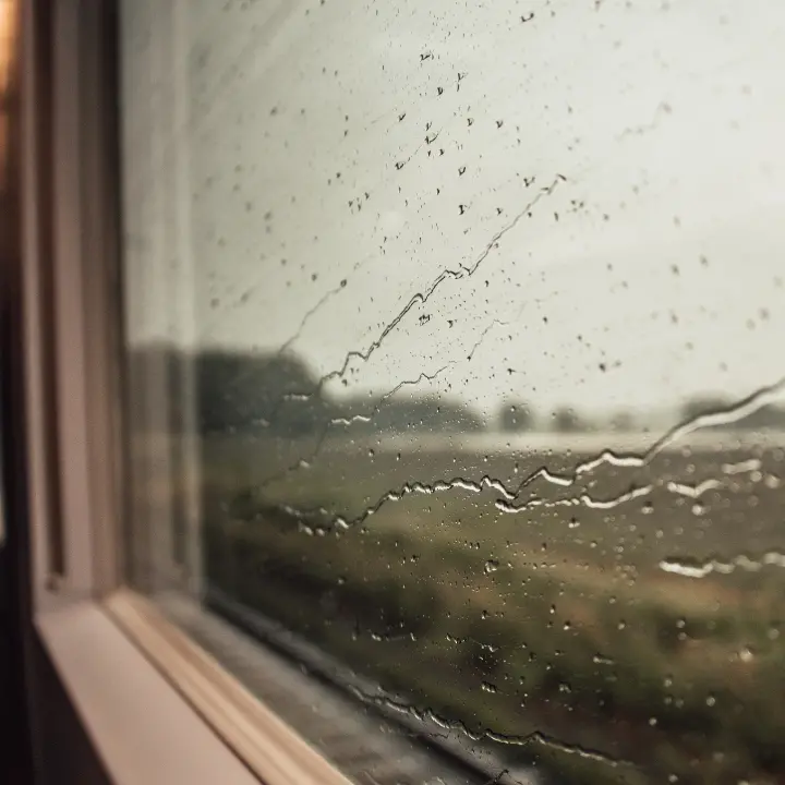 L’allerta arancione mette ko le linee ferroviarie: treni fermi tra Catanzaro Lido, Lamezia e Soverato fino a lunedì mattina