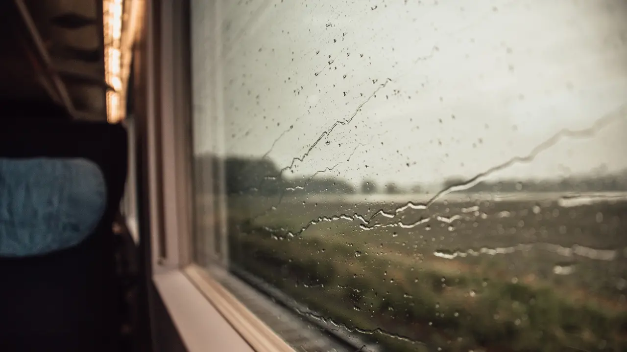 L’allerta arancione mette ko le linee ferroviarie: treni fermi tra Catanzaro Lido, Lamezia e Soverato fino a lunedì mattina