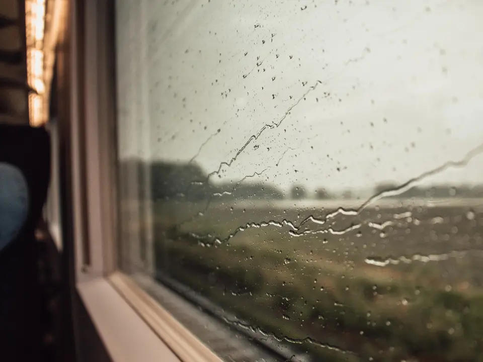 L’allerta arancione mette ko le linee ferroviarie: treni fermi tra Catanzaro Lido, Lamezia e Soverato fino a lunedì mattina