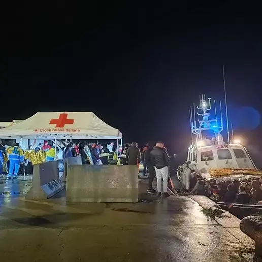 Crotone, salvati 130 migranti nel mare in tempesta con onde alte sei metri: giunti al porto dopo sette ore di navigazione\n\n\n