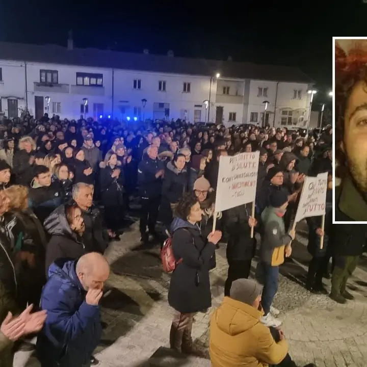 A San Giovanni in Fiore lenzuola bianche ai balconi per ricordare Serafino Congi morto un mese fa. Domani sit-in all’Asp\n