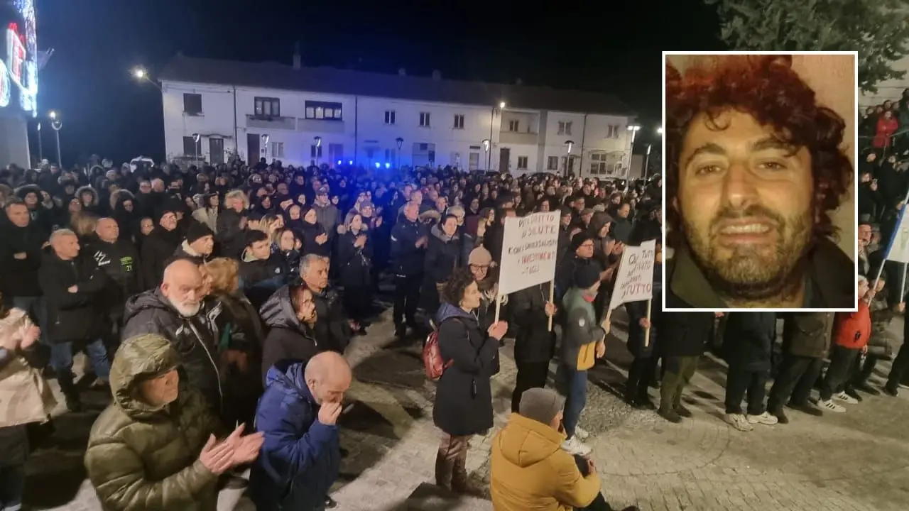 A San Giovanni in Fiore lenzuola bianche ai balconi per ricordare Serafino Congi morto un mese fa. Domani sit-in all’Asp\n