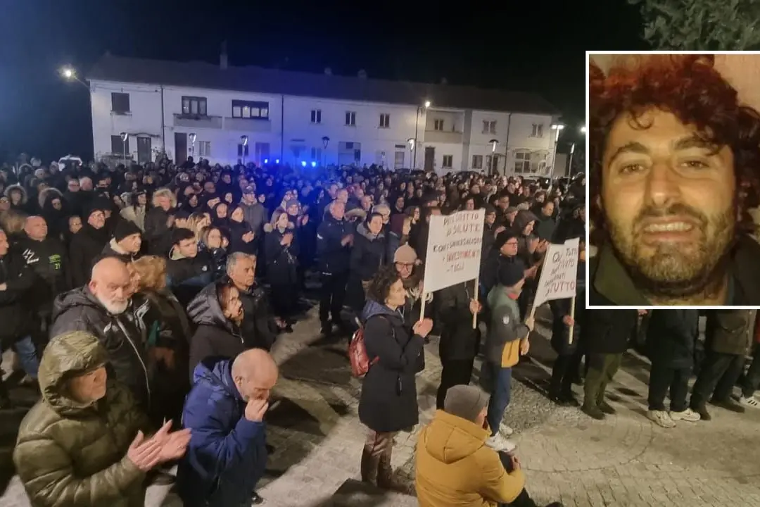 Il sit-in \"Qui ancora si muore!\", nel riquadro Serafino Congi