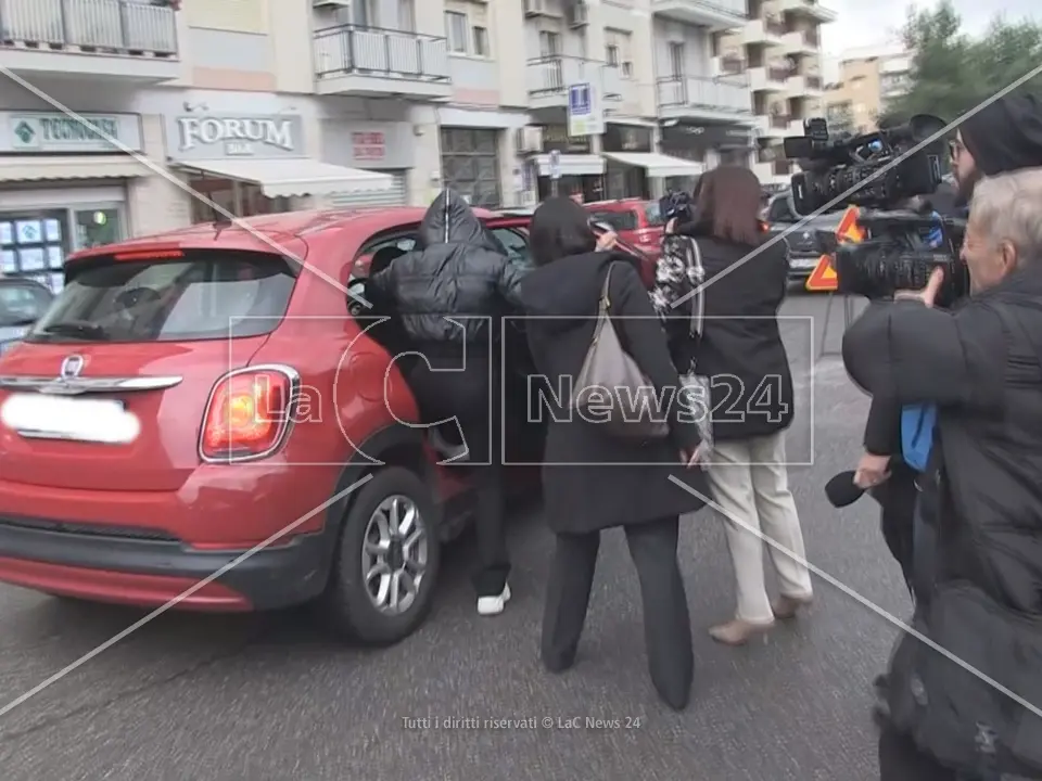 Fratellini maltrattati a Paola, madre e nonna: «Non li abbiamo picchiati, cose ingigantite dai dottori in ospedale»