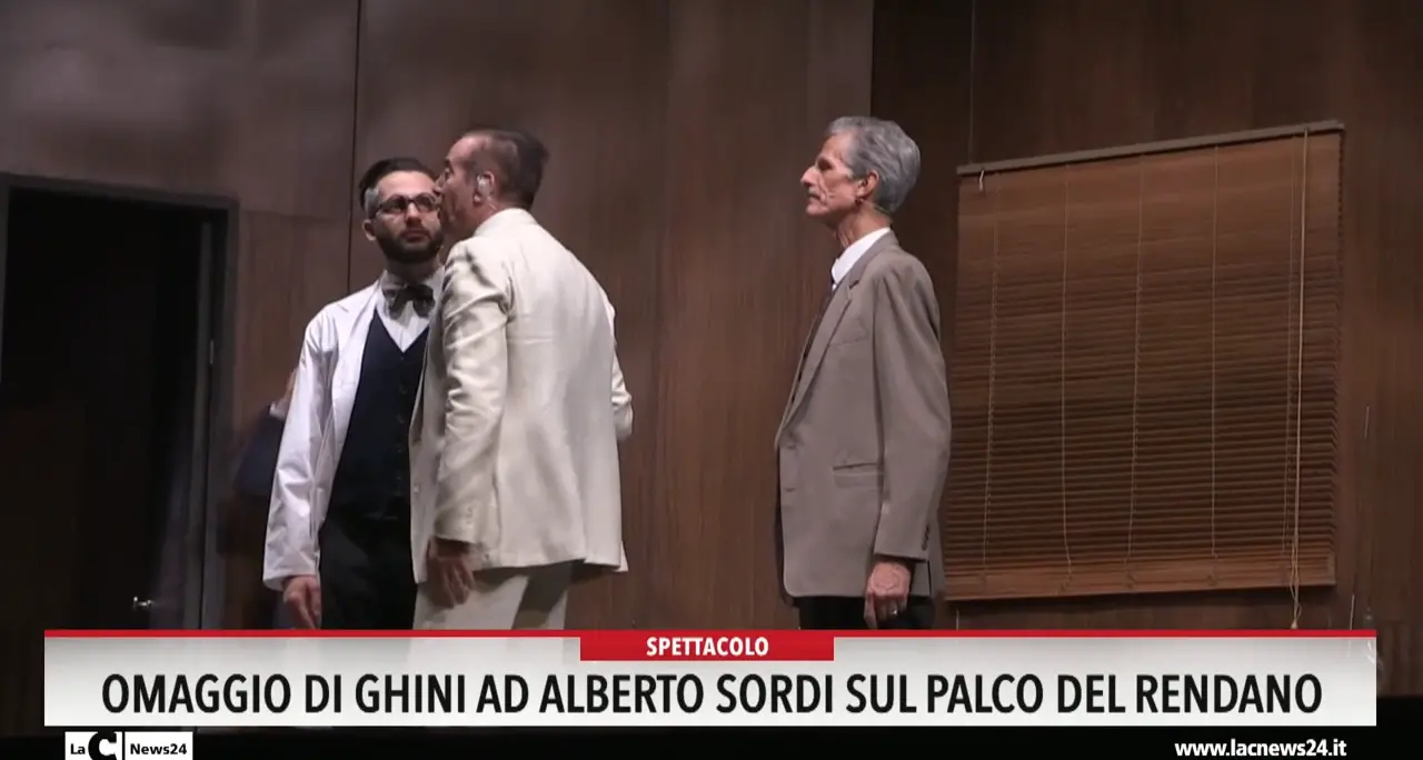 Omaggio di Ghini ad Alberto Sordi sul palco del Rendano