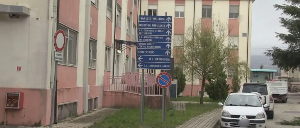 L’ospedale di Rogliano chiuderà per due anni per non perdere i 6 milioni del Pnrr: «Un sacrificio per salvare il Santa Barbara»\n