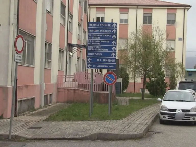 L’ospedale di Rogliano chiuderà per due anni per non perdere i 6 milioni del Pnrr: «Un sacrificio per salvare il Santa Barbara»