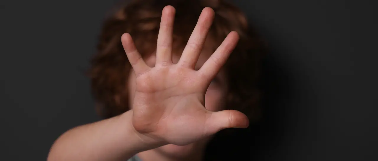 Fratellini di Paola «vittime di percosse», il gip punta il dito contro il compagno della madre. Tutti sapevano ma nessuno li avrebbe protetti