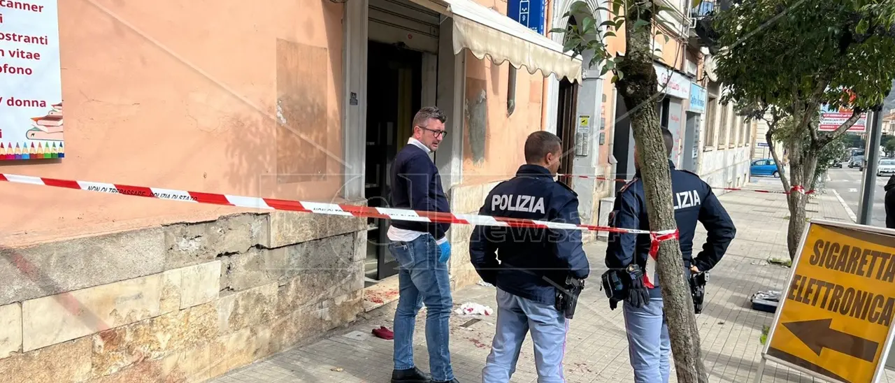 Cosenza, colpi d’arma da fuoco contro un negozio: ferito il proprietario