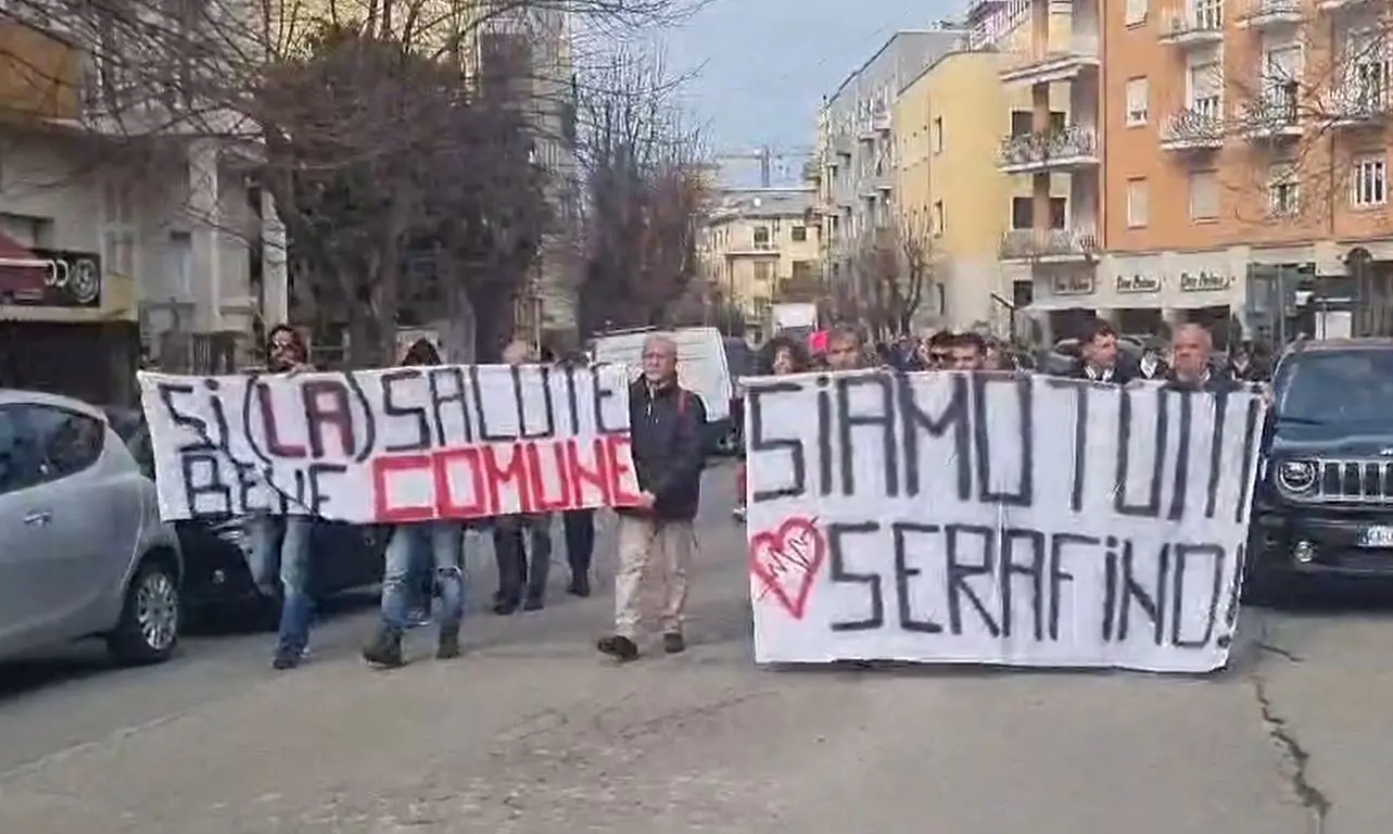 «Siamo tutti Serafino!»: la protesta all'Asp di Cosenza